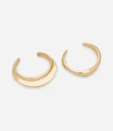 Kit de dos brazaletes rígidos dorados con abertura y formas orgánicas.