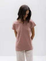 Remera manga corta color rosa, con cuello redondo y corte regular.