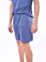 Short deportivo negro de poliéster con cintura elástica y logo estampado en la pierna.