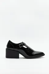 Zapato tipo T-bar de charol negro con hebilla lateral y taco ancho.