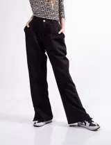Pantalón sastrero tiro alto color violeta, con pinzas delanteras, bolsillos laterales y traseros, y tajito lateral.