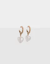 Aros dorados tipo argolla con strass y dije de piedra natural en forma de corazón.