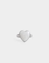 Anillo plateado con forma de corazón y detalle de esmalte blanco con efecto marmolado.
