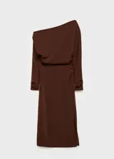 Vestido midi color marrón chocolate, con escote asimétrico que deja un hombro al descubierto, manga larga con puños ajustados y falda tubo. Incluye drapeado lateral y cierre con cremallera oculta.