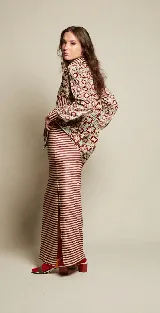 Falda midi de satén a rayas horizontales en tonos beige y borgoña, de corte recto y cintura alta.