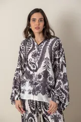 Camisa italiana de satén de seda estampada en blanco y negro, con cuello camisero y mangas murciélago.