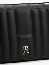 Cartera tipo clutch Tommy Hilfiger de poliuretano negro con diseño acolchado, insignia del monograma TH dorada en el frente, cierre de solapa magnético, correa de hombro y bolsillo interior con cremallera.
