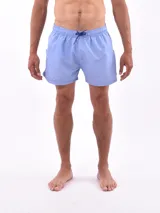 Short de baño con diseño estampado en color celeste, confeccionado para brindar comodidad.