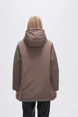 Campera acolchada color marrón topo, con capucha y cierre frontal.