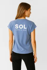 Remera azul marino de manga corta con cuello redondo y estampado frontal con motivos marinos y la frase 'Bonjour la Mer'.