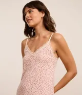 Camisón corto de microfibra con estampado de leopardo, breteles finos ajustables, escote en V y detalles de encaje en el escote y el ruedo.