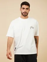Remera blanca de algodón con cuello redondo y manga corta, con logo pequeño estampado en el pecho.