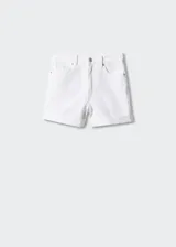 Short de jean blanco, tiro alto, corte mom fit, con bolsillos laterales y traseros, trabillas y cierre con cremallera y botón.