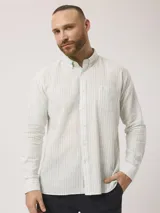 Camisa de manga larga a rayas verticales azules y blancas, con cuello abotonado y bolsillo en el pecho. Confeccionada en lino y algodón.