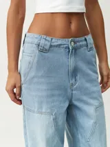 Pantalón de jean celeste, de corte ancho y tiro alto, con bolsillos laterales y traseros.