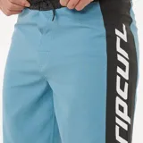Short de baño celeste con cintura y laterales negros, cordón de ajuste negro y logo de la marca en la pierna derecha.
