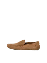 Mocasín de cuero gamuzado color marrón claro, con punta redonda y detalle de costuras a la vista.