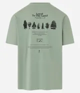 Remera verde salvia de corte relaxed, confeccionada en algodón más sostenible. Presenta cuello redondo, mangas cortas y estampa frontal con lettering y árboles.