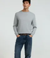 Pantalón de jean para hombre, color azul oscuro con leve desgaste, de corte recto y tiro medio. Confeccionado principalmente en algodón.