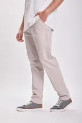 Pantalón chino color beige, de corte recto.