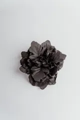 Flor roja de tela para el pelo con broche francés.