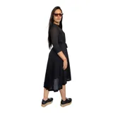 Vestido camisero midi negro con cuello clásico, mangas 3/4 y falda acampanada. Presenta un cinturón de lazo en la cintura y cierre frontal con botones.