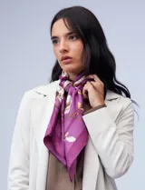 Pañuelo cuadrado de satén estampado con flores, marca Barrington.