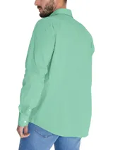 Camisa de manga larga celeste claro con cuello italiano y logo bordado en el pecho.