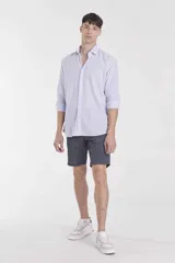 Camisa celeste de lino de corte slim fit, con cuello clásico y mangas largas.