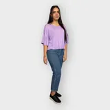 Camiseta lavanda de viscosa con mangas cortas con volados.