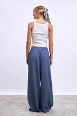 Pantalón palazzo marrón de tiro alto con cintura elastizada y cordón ajustable.