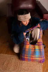 Bolso tote de hombro de corderito sintético con estampado a cuadros en tonos naranja, azul, verde y violeta. Forro de algodón a cuadros blancos y negros.