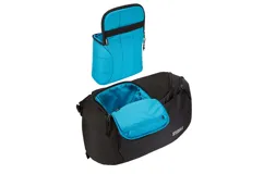 Mochila Thule EnRoute de 20 litros, color negro con detalles en gris. Cuenta con compartimento acolchado para cámara DSLR o mirrorless, bolsillo interior para tablet o laptop de hasta 13 pulgadas, bolsillo lateral para botella de agua o trípode, compartimento superior con tela suave para celular y objetos de valor, bolsillo frontal de acceso rápido y pasador para sujetar a valija con ruedas.