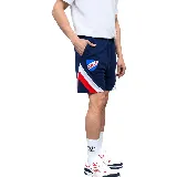 Bermuda deportiva azul marino del Club Nacional de Football, con cintura elástica ajustable con cordón, bolsillos laterales y logo de Umbro bordado. Presenta detalles en blanco y rojo en los laterales y el escudo del club bordado en el frente.