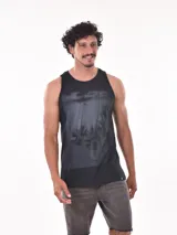 Musculosa blanca con estampado de una tabla de surf en la playa.