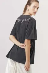 Remera negra de algodón con efecto lavado, corte holgado y mangas cortas.