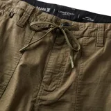 Bermuda color verde con bolsillos tipo cargo.