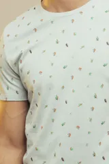 Remera celeste con estampado de figuras geométricas en tonos naranja y verde.