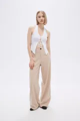 Top blanco de bretel ancho con escote halter y lazos en el frente.