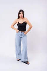 Pantalón de jean celeste de tiro alto, corte wide leg y largo completo. Presenta costuras decorativas en contraste a lo largo de las piernas.