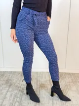 Pantalón Legato de viscosa, poliéster y elastano con estampado floral jacquard en tonos azules.