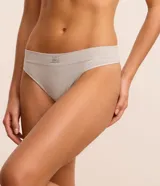 Kit de dos bombachas bikini hilo confeccionadas en poliamida texturizada con acabado seamless y etiqueta Lov en la cintura.