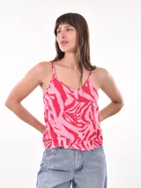 Musculosa blanca con breteles finos, escote en V y botones frontales.