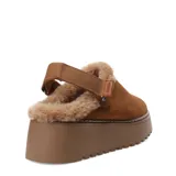 Zueco de gamuza color marrón camel, con interior forrado en piel sintética, suela de plataforma dentada y tira trasera ajustable.