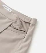 Short pollera color beige con superficie texturizada efecto lino y traspase delantero. De corte sastrero.