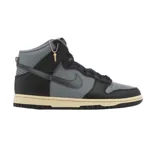 Zapatillas Nike Dunk High Retro, color gris y negro, con suela color crema y detalle de dije dorado en forma de llave.