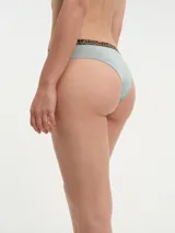 Bombacha de bikini color celeste con cintura de animal print.