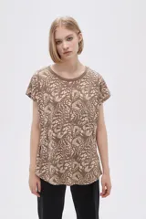 Remera marrón con estampado de alas de mariposa en color beige, de corte holgado y mangas cortas.
