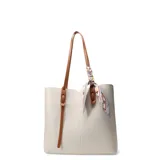 Cartera tote beige de cuero sintético con doble asa de cuero marrón y pañuelo decorativo atado a una de las asas.