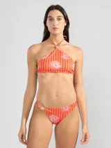 Conjunto de bikini naranja con rayas verticales blancas y estampado de flores rosas. El corpiño es tipo halter y la bombacha es de corte clásico.